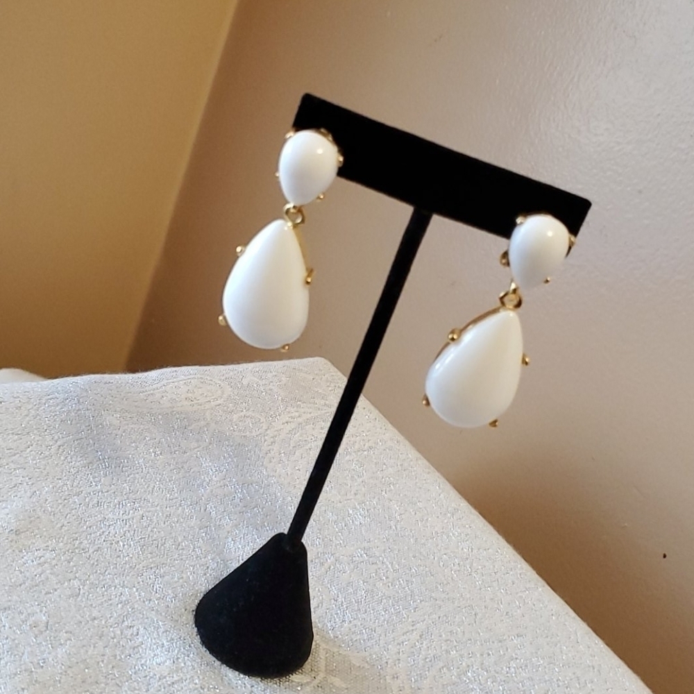 Inc. International concepts white/goldtone earring set